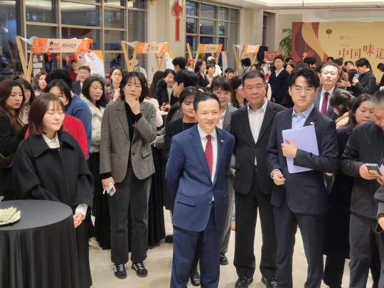 China&rsquo;s top envoy says issue of disputed steel structures in Yellow Sea making positive progress 